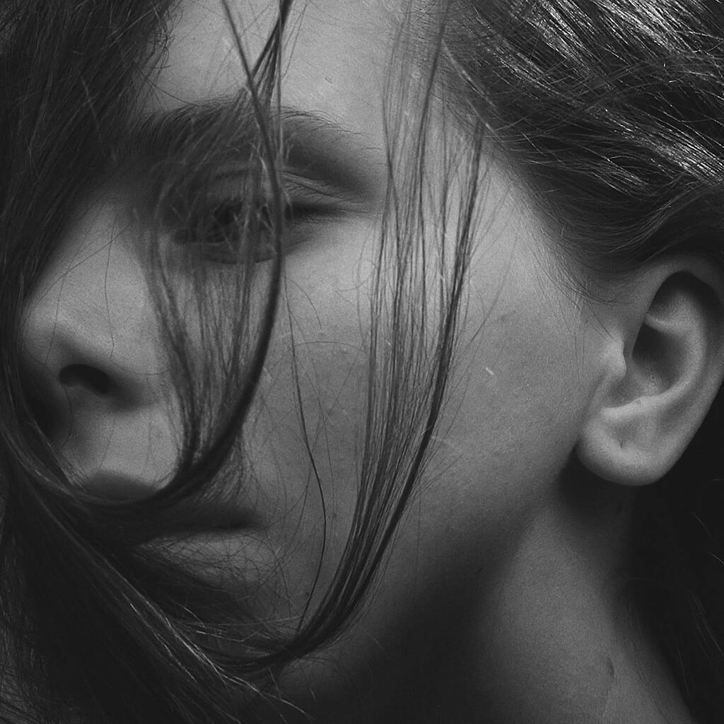 Szomorú nő portréja – a megcsalt nő példája a Germán Gyógytudomány első törvényében