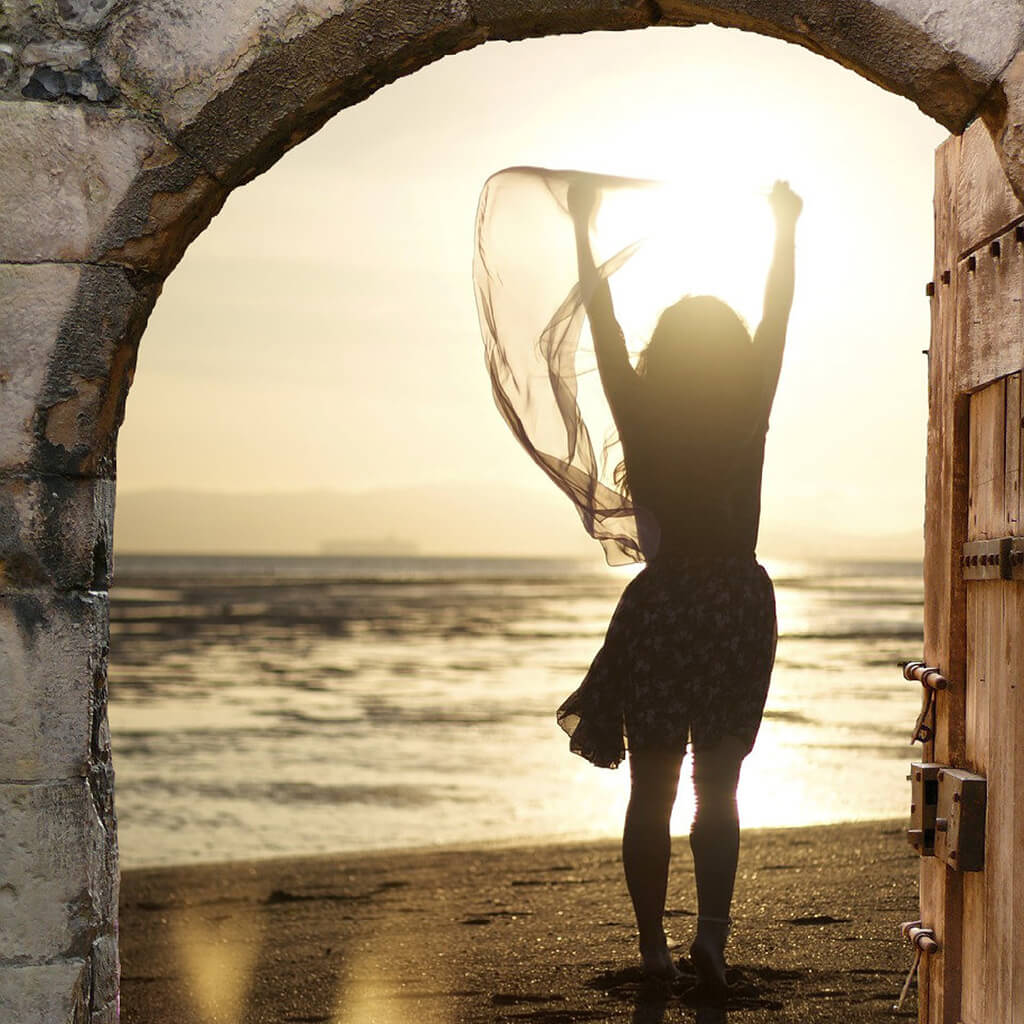 Napfelkelte előtt felszabadultan álló nő – a helyzet elfogadása és megkönnyebbülés a Germán Gyógytudomány értelmezésében