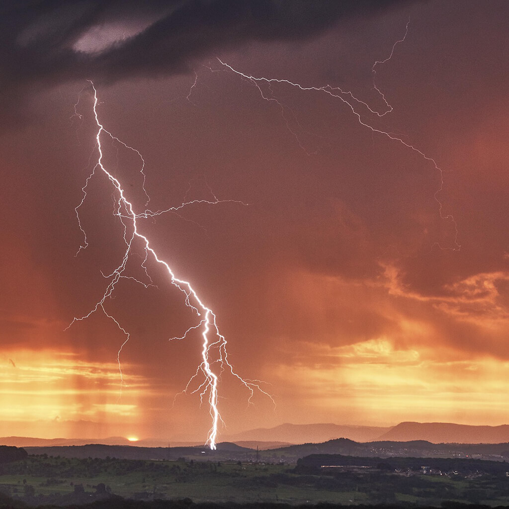 Villámcsapás a Germán Gyógytudományban – a DHS (váratlan, drámai konfliktus) szimbóluma